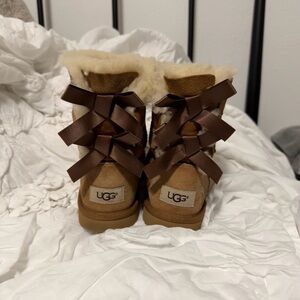 UGG Bailey Bow Suede Boots | Chestnut | US 2